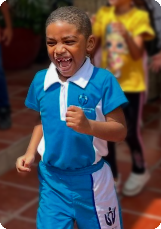 Niño sonriente apadrinado